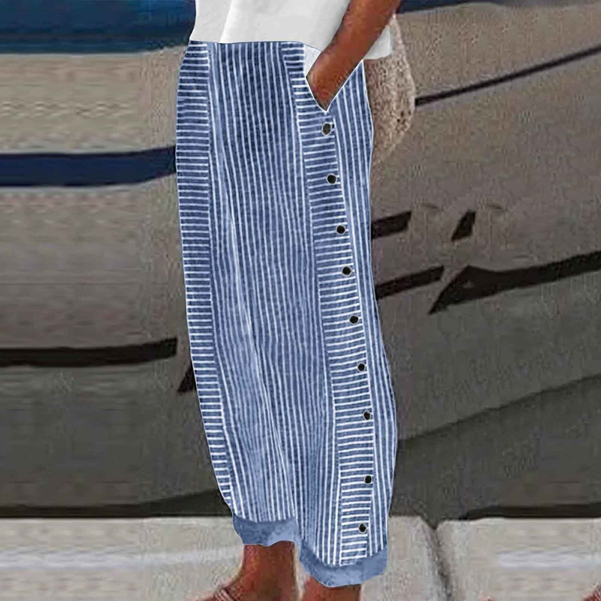 VIENNE – PANTALON RAYÉ À BOUTONS DÉCORATIFS