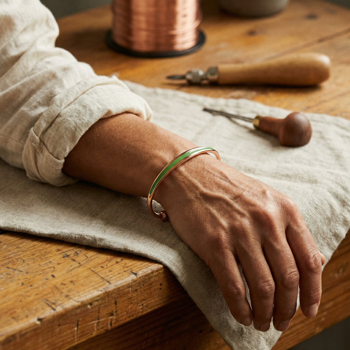 Bracelet en cuivre patiné